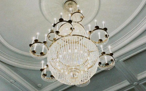 Comment choisir le lustre en cristal parfait pour sublimer votre décoration ?